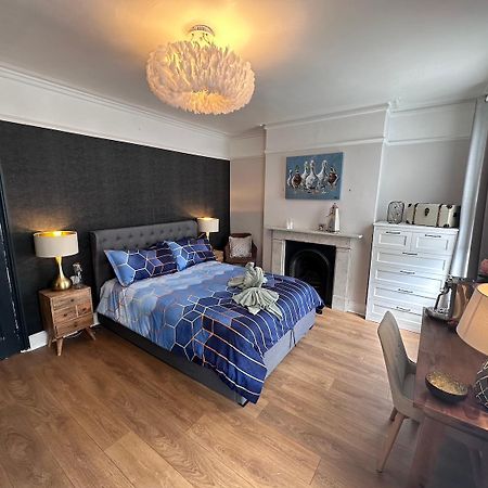 Large Bedroom In Beautiful House London Bagian luar foto