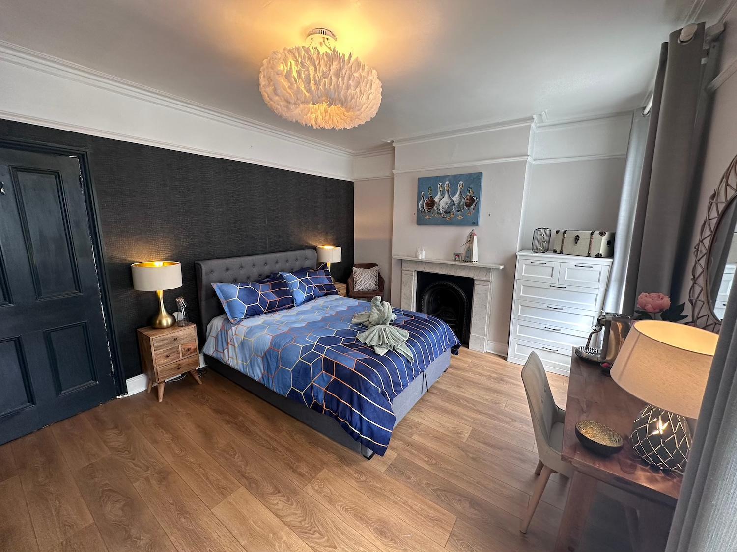 Large Bedroom In Beautiful House London Bagian luar foto