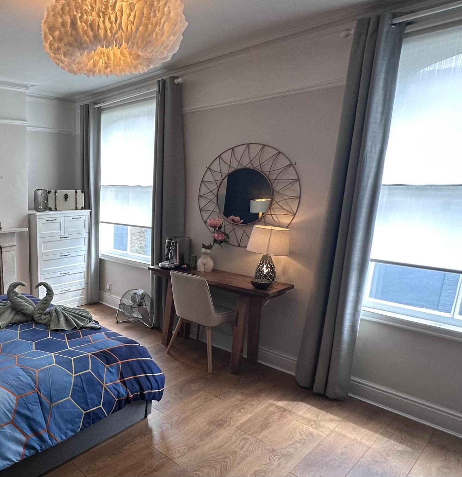 Large Bedroom In Beautiful House London Bagian luar foto
